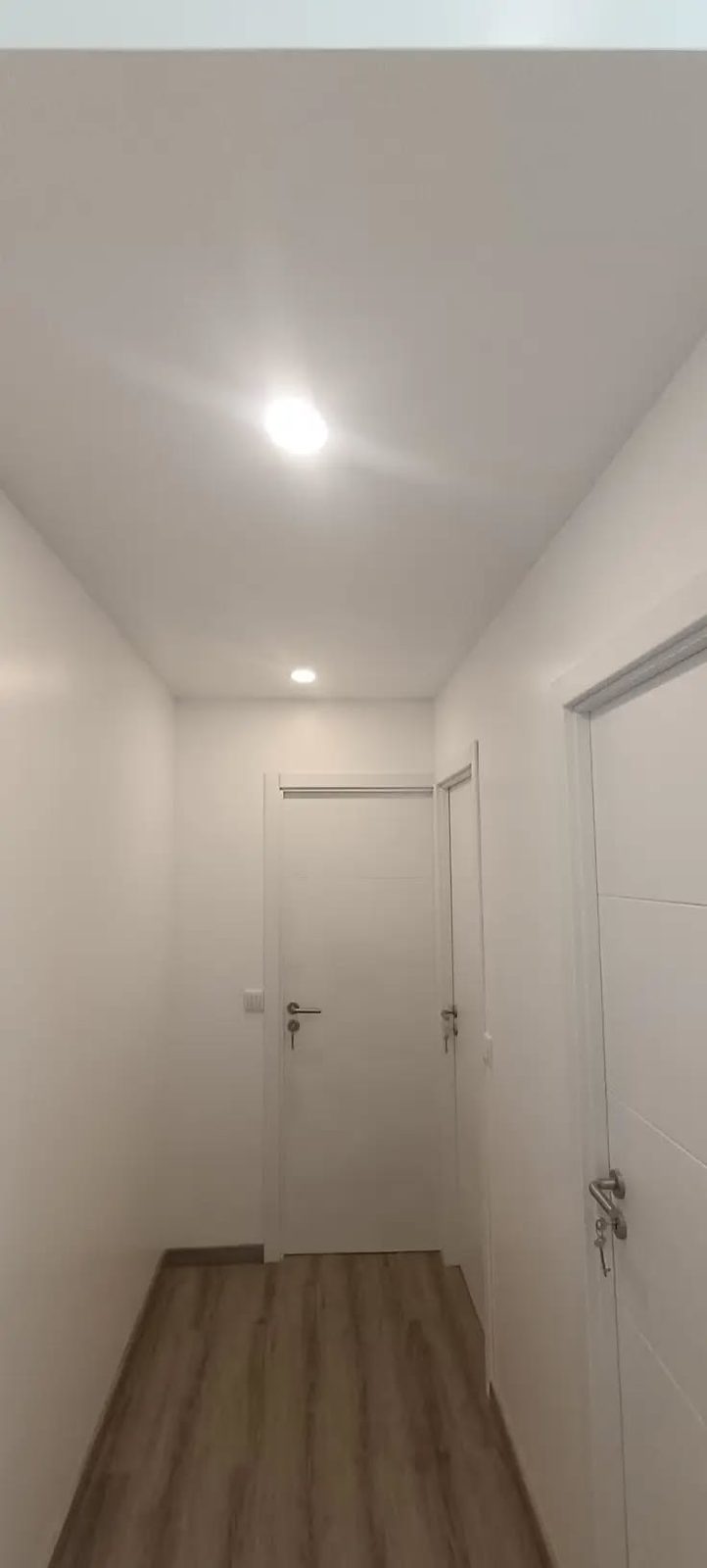 Corredor com portas novas